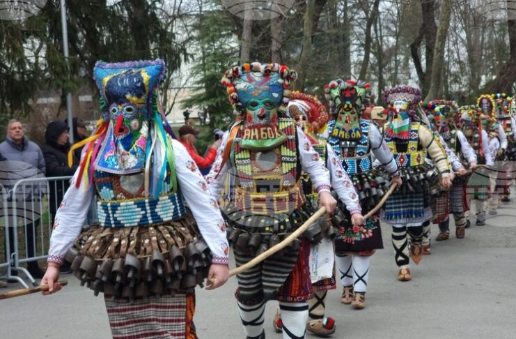 Оглушително кукерско сборище превзе Ямбол в първия ден от състезателните дефилета на „Кукерландия 2026”