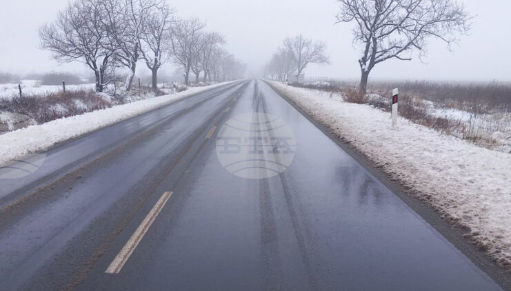 Ограничено е движението на тежкотоварни автомобили по АМ "Тракия" в област София поради снегопочистване в района на тунел „Траянови врата“