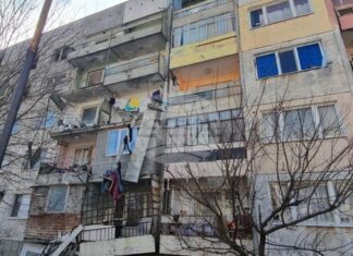 Парапети на четири тераси се срутиха в блок в село Калипетрово, няма пострадали