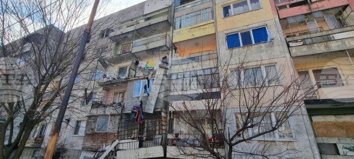 Парапети на четири тераси се срутиха в блок в село Калипетрово, няма пострадали