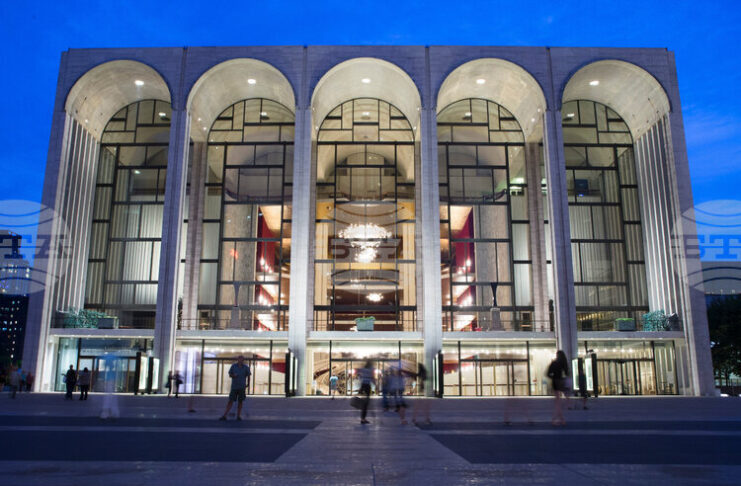 Пет премиери ще представи „Метрополитън“ опера през следващия сезон, Соня Йончева ще пее в „Медея“ на Керубини