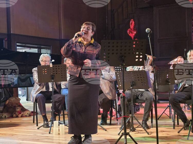 Певицата Галина Дурмушлийска подарява нови добруджански песни на Духовия оркестър в Добрич