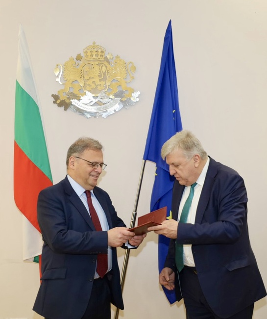 Юлиан Попов пое поста министър на околната среда и водите от Манол Генов.