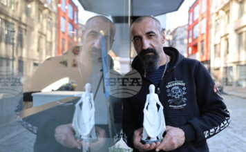 Пловдивският скулптор и художник Ангел Каравланов дарява творбите си на училища, църкви и манастири из цялата страна Пловдивският скулптор и художник Ангел Каравланов дарява творбите си на училища, църкви и манастири из цялата страна