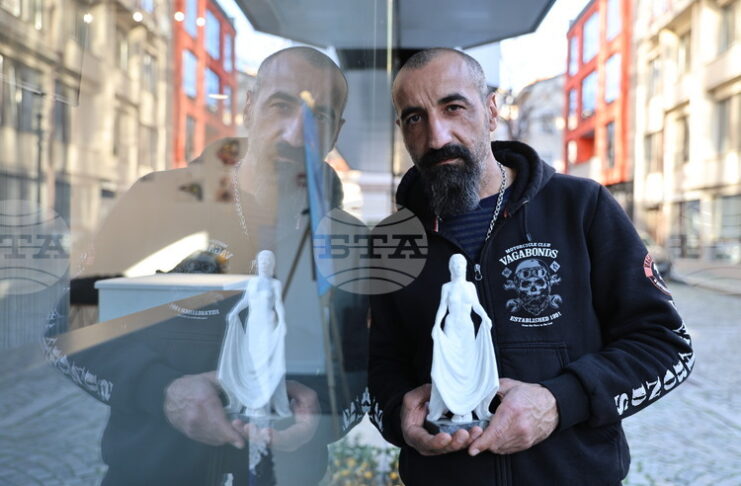 Пловдивският скулптор и художник Ангел Каравланов дарява творбите си на училища, църкви и манастири из цялата страна