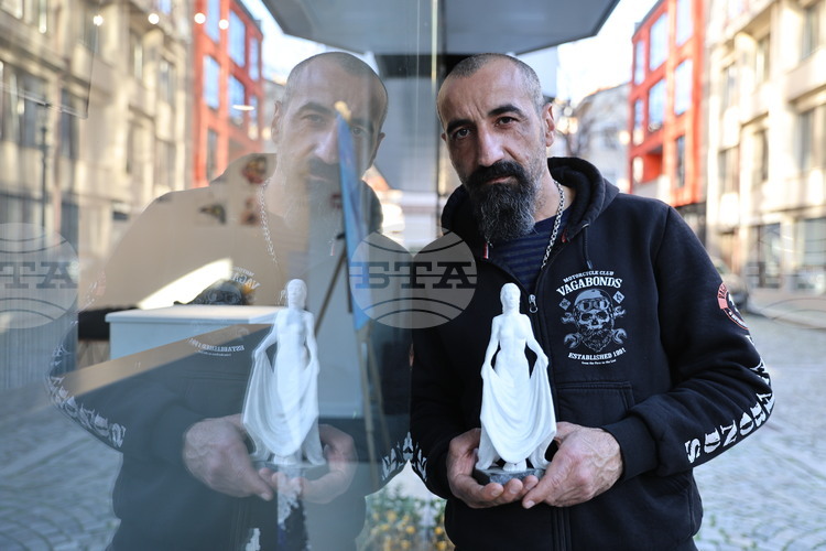 Пловдивският скулптор и художник Ангел Каравланов дарява творбите си на училища, църкви и манастири из цялата страна