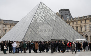 Директорката на Лувъра в Париж подаде оставка Представител на Лувъра заяви, че е невъзможно най-посещаваният музей в света да не бъде засегнат от измами