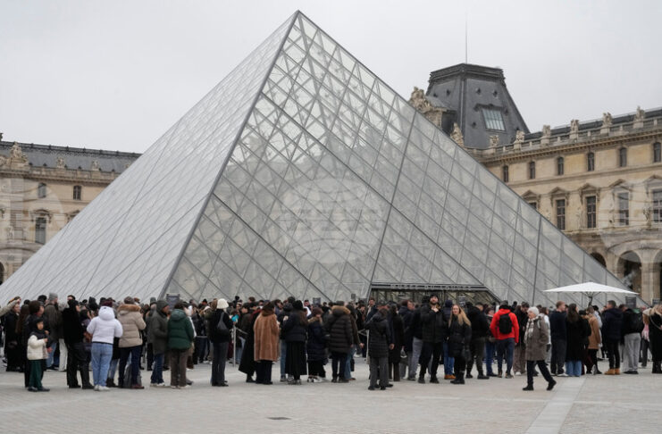 Представител на Лувъра заяви, че е невъзможно най-посещаваният музей в света да не бъде засегнат от измами