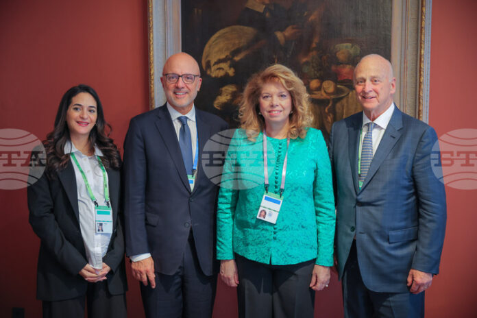 Президентът Илияна Йотова обсъди с директора на Американския еврейски комитет Президентът Илияна Йотова обсъди с директора на Американския еврейски комитет нарастващия език на омразата и защитата на човешките права