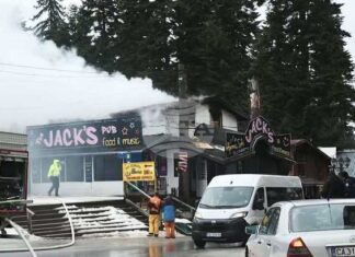 При пожар в търговски обект в курортния комплекс "Боровец" е пострадал един човек