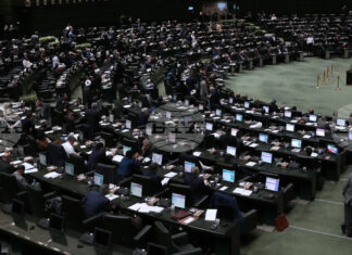 РАЗШИРЕНА
                                                                                                Иран обяви, че от днес смята армиите на страните от ЕС за "терористични групи"; Техеран обвини Европа в "сляпо подчинение" на САЩ