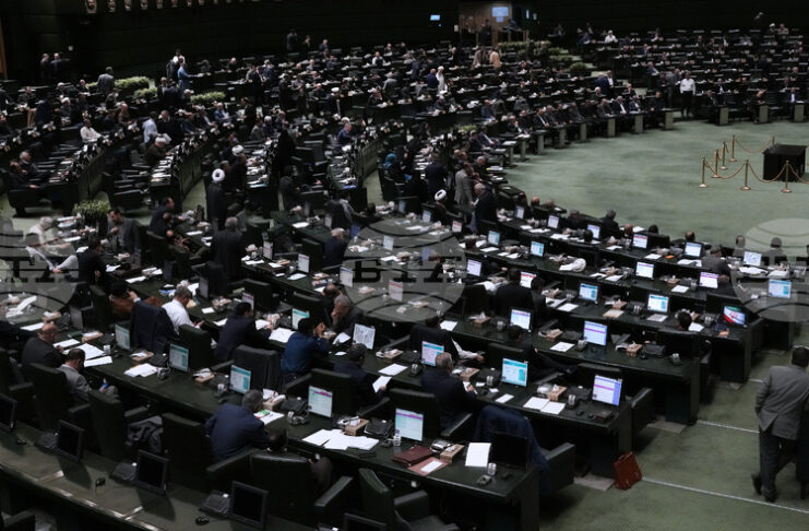 РАЗШИРЕНА
                                                                                                Иран обяви, че от днес смята армиите на страните от ЕС за "терористични групи"; Техеран обвини Европа в "сляпо подчинение" на САЩ