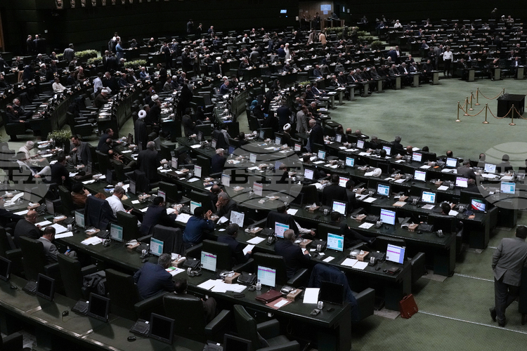 РАЗШИРЕНА
                                                                                                Иран обяви, че от днес смята армиите на страните от ЕС за "терористични групи"; Техеран обвини Европа в "сляпо подчинение" на САЩ