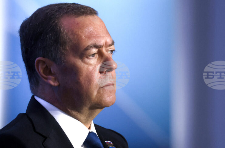 РАЗШИРЕНА
                                                                                                Светът става все по-опасен, но Русия не иска глобален конфликт, заяви Медведев в интервю за няколко медии, сред които и Ройтерс