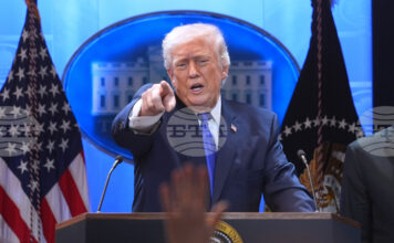 РАЗШИРЕНА
Тръмп заяви, че ще наложи глобални мита от 10%, след като загуби делото във Върховния съд РАЗШИРЕНА
Тръмп заяви, че ще наложи глобални мита от 10%, след като загуби делото във Върховния съд