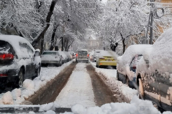 сняг, снеговалеж