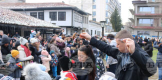 С кукерски игри, хамкане, хвърляне на огнени стрели и прескачане на огън в Добрич отбелязаха Сирни заговезни