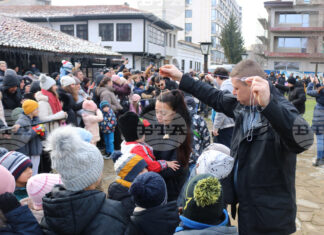 С кукерски игри, хамкане, хвърляне на огнени стрели и прескачане на огън в Добрич отбелязаха Сирни заговезни