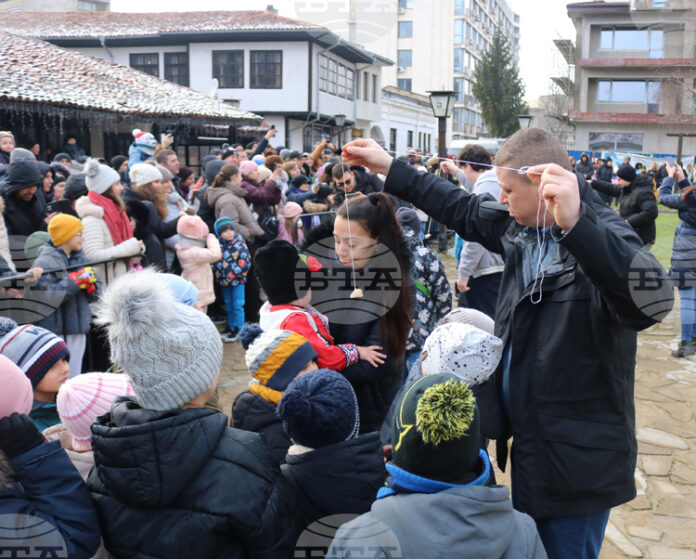 С кукерски игри, хамкане, хвърляне на огнени стрели и прескачане на огън в Добрич отбелязаха Сирни заговезни