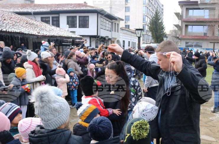 С кукерски игри, хамкане, хвърляне на огнени стрели и прескачане на огън в Добрич отбелязаха Сирни заговезни