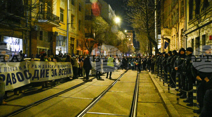 С шествие до ВСС приключи протестът в центъра на София С шествие до ВСС приключи протестът в центъра на София с искане за оставката на и.ф. главен прокурор Борислав Сарафов