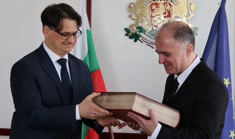 Найден Тодоров прие отново Манасиевата хроника от бившия вече министър Мариан Бачев.