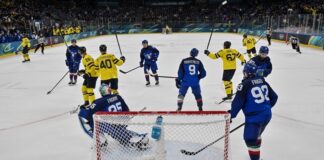 Швеция започна олимпийския турнир по хокей на лед в Милано с трудна победа над домакина Италия