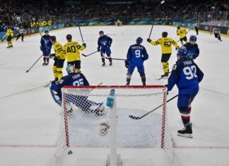 Швеция започна олимпийския турнир по хокей на лед в Милано с трудна победа над домакина Италия