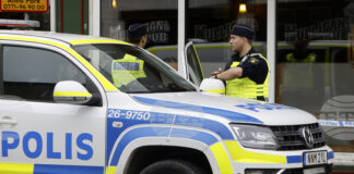 Шведските власти задържаха мъж по подозрение, че е принудил съпругата си да осъществи полови актове срещу заплащане с над 120 мъже