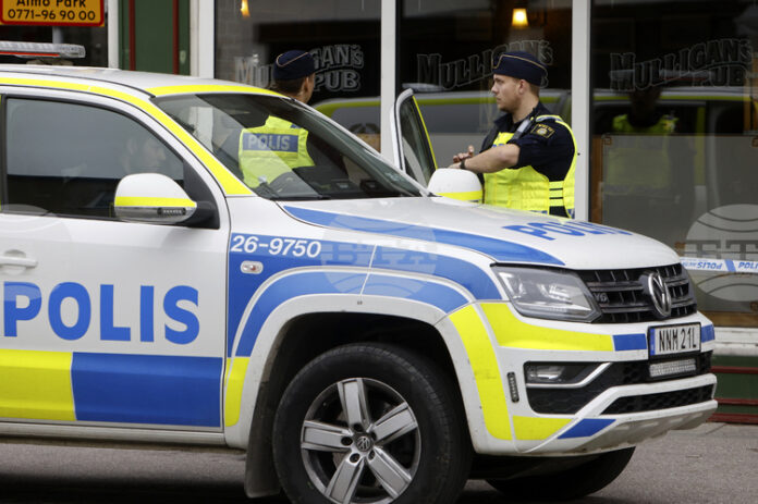 Шведските власти задържаха мъж по подозрение, че е принудил съпругата си да осъществи полови актове срещу заплащане с над 120 мъже