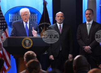 След решението на Върховния съд на САЩ
                                                                                                Тръмп обяви, че ще наложи "10% глобални мита"