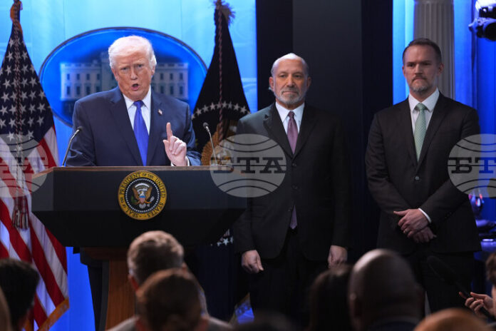 След решението на Върховния съд на САЩ
                                                                                                Тръмп обяви, че ще наложи "10% глобални мита"