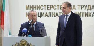 Служебният социален министър Хасан Адемов пое поста от Борислав Гуцанов