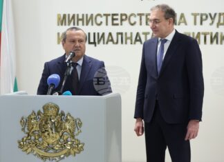 Служебният социален министър Хасан Адемов пое поста от Борислав Гуцанов Служебният социален министър Хасан Адемов пое поста от Борислав Гуцанов