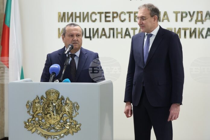 Служебният социален министър Хасан Адемов пое поста от Борислав Гуцанов