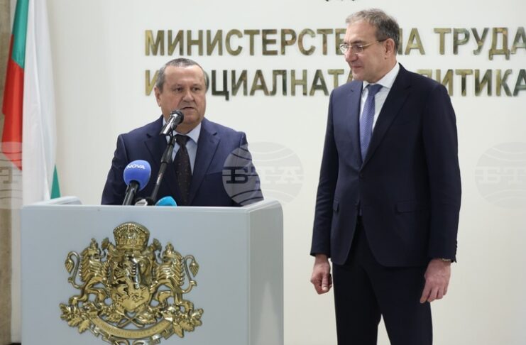 Служебният социален министър Хасан Адемов пое поста от Борислав Гуцанов