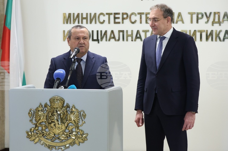 Служебният социален министър Хасан Адемов пое поста от Борислав Гуцанов