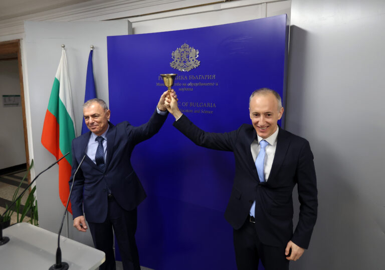 Проф. СергейИгнатов прие поста от предшественика си Красимир Вълчев.