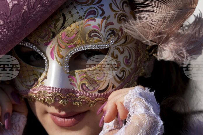 Студентка по дигитален мениджмънт и костюм, вдъхновен от странен кралски Студентка по дигитален мениджмънт и костюм, вдъхновен от странен кралски двор, са големите победители на Венецианския карнавал