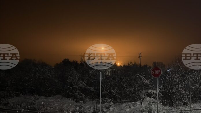 Светлини от специфично военно учение осветиха небето над учебен полигон Светлини от специфично военно учение осветиха небето над учебен полигон „Тюлбето“ в Казанлък