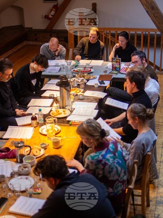 Театър в Прага представя премиера на „Времеубежище“ по романа на Георги Господинов