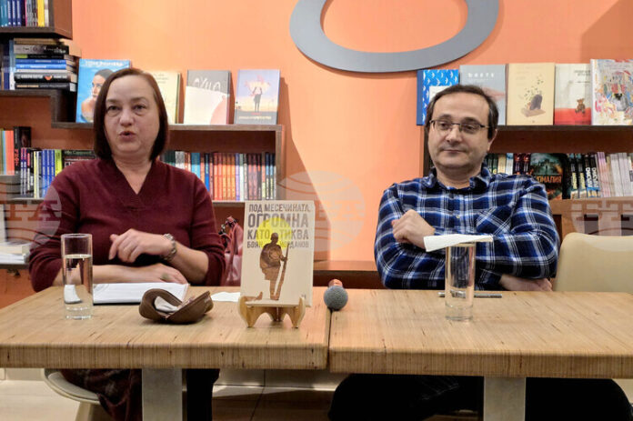 Това е книга за много драматичен и труден период, каза Боян Йорданов при представянето на "Под месечината, огромна като тиква"