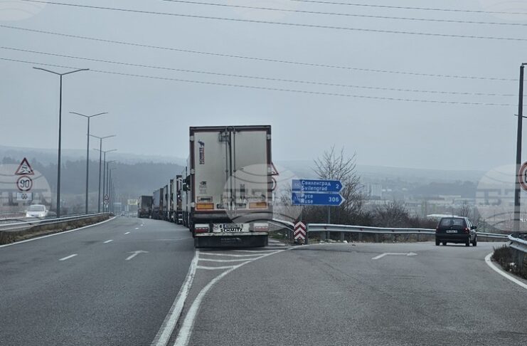 Трафикът е интензивен на ГКПП „Капитан Андреево“ и „Лесово“ на изход за товарни автомобили