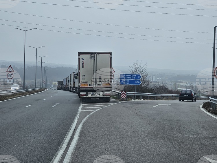 Трафикът е интензивен на ГКПП „Капитан Андреево“ и „Лесово“ на изход за товарни автомобили