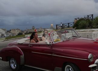 Туризмът в Куба потъва под натиска на американските санкции и намаляващите доставки на петрол от Венецуела Туризмът в Куба потъва под натиска на американските санкции и намаляващите доставки на петрол от Венецуела