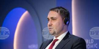 Украинската делегация за тристранните мирни преговори замина за Женева