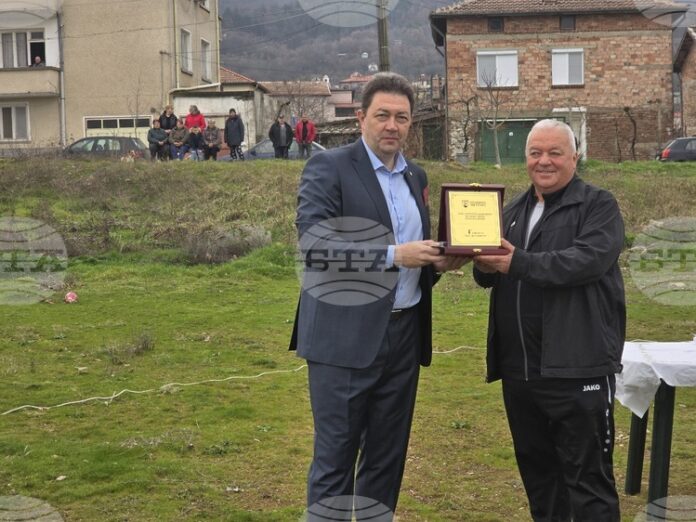 В Община Петрич избраха Стоян Кайнакчиев за "Цар на виното" В Община Петрич избраха Стоян Кайнакчиев за "Цар на виното" сред близо 40 производители