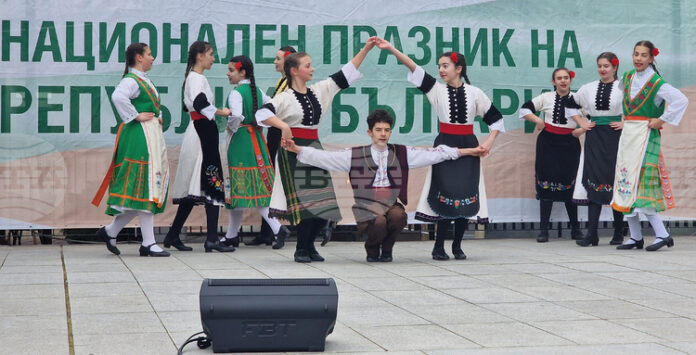 В Стара Загора се проведе инициативата „Пробуждане с хоро“
