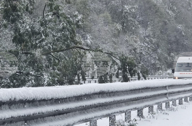 Въвеждат се ограничения за автомобили над 12 тона на магистрала „Хемус“ в областите София и Ловеч поради силен снеговалеж и почистване