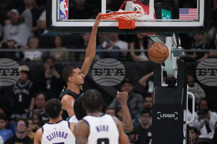 Виктор Уембаняма поведе Сан Антонио Спърс при победата срещу Сакраменто Кингс в НБА